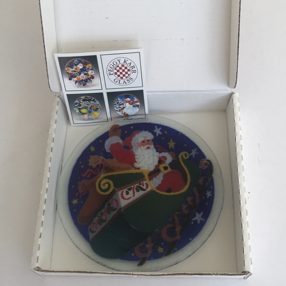 Peggy Karr Santa in Flight 8" Fused Glass Christmas Plate NIB - signed - Picture 6 of 6